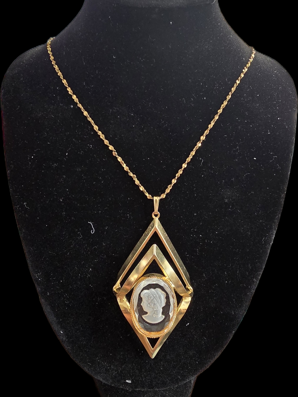 Left Facing Gold Toned Glass Cameo Pendant Necklace - Elegant Women's Jewelry